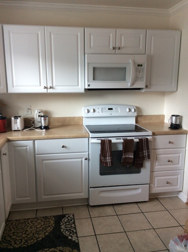 Foto del edificio - Spacious Townhouse Recently Updated