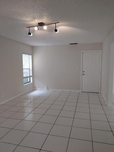 Building Photo - 10385 Wellington Parc Dr