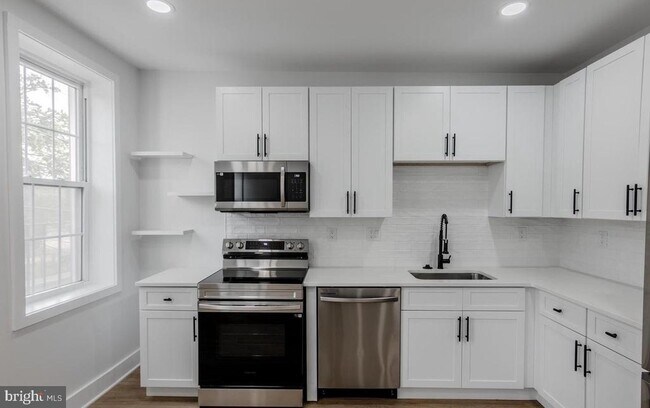 Building Photo - 1801 Otis St NE