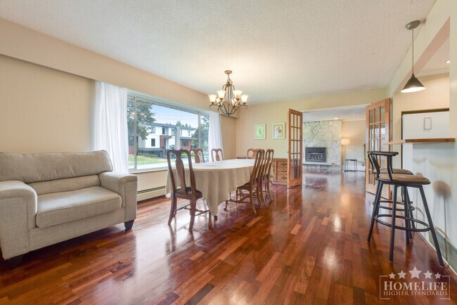 Photo du bâtiment - Spacious 4 Bedroom Detached Family Home with Massive Yard in Prime White Rock Location