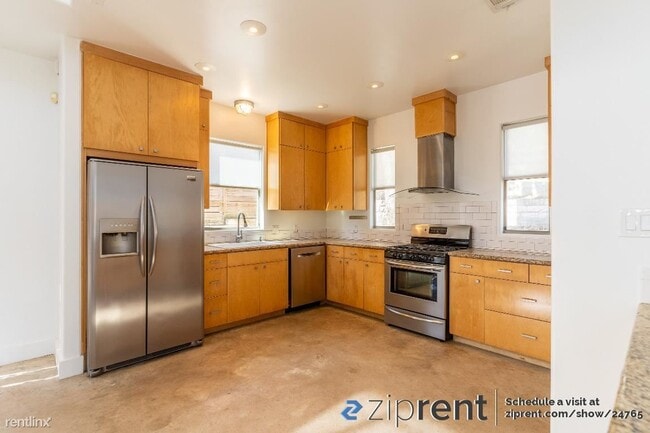 Building Photo - 3 br, 2.5 bath House - 2415 East 8th Stree...