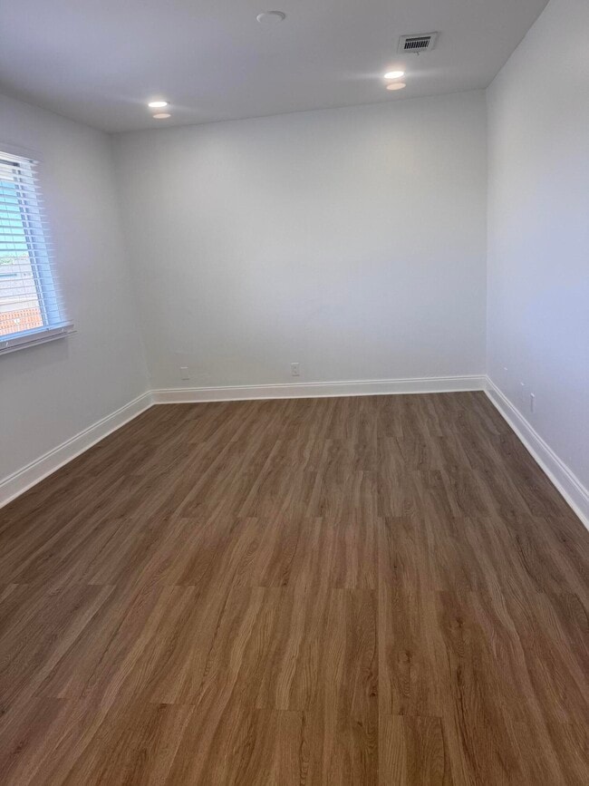 Building Photo - 805 Tiffany Dr W