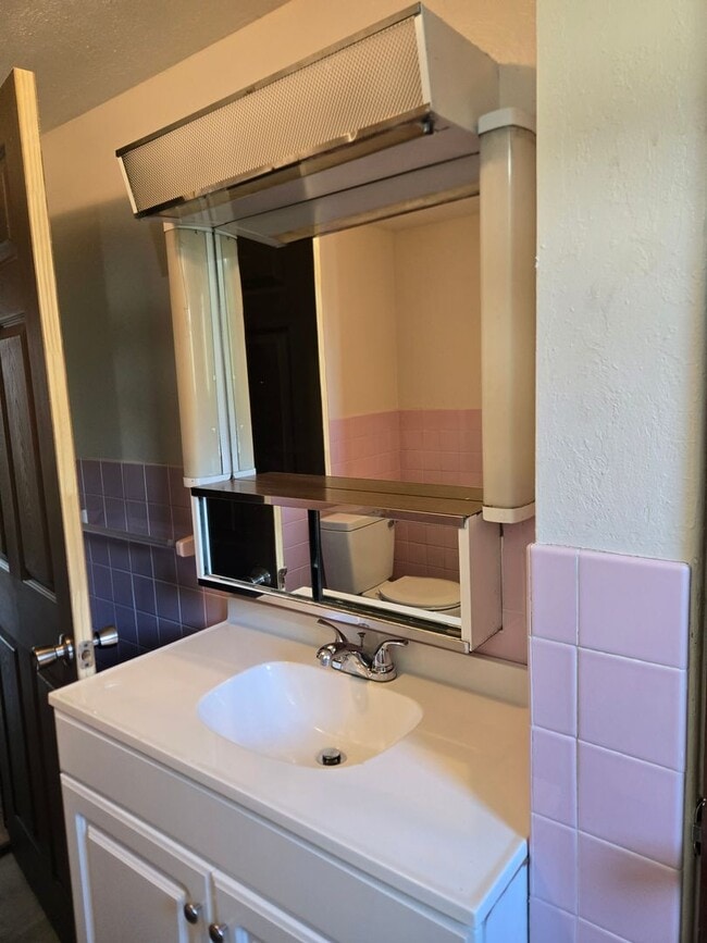 Building Photo - Updated 3br house!