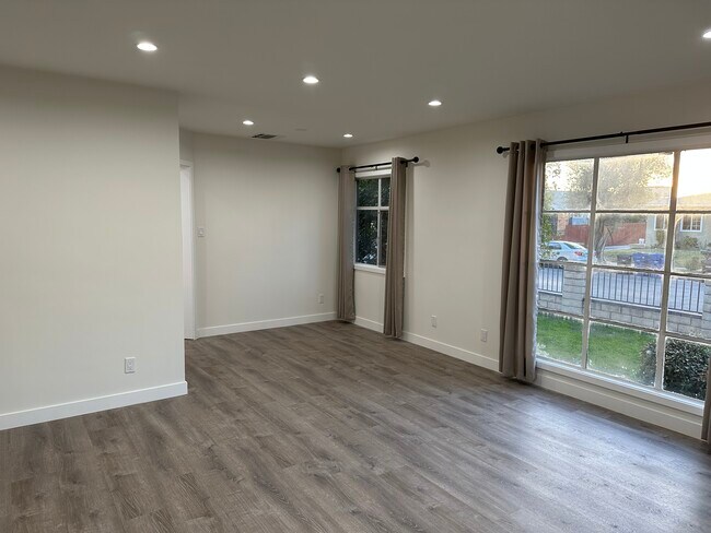 Foto del edificio - 8532 Tilden Ave