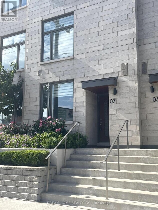 Building Photo - 270-270 Davenport Rd