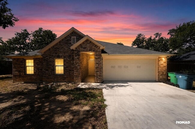 Building Photo - 205 Shady Oaks Dr