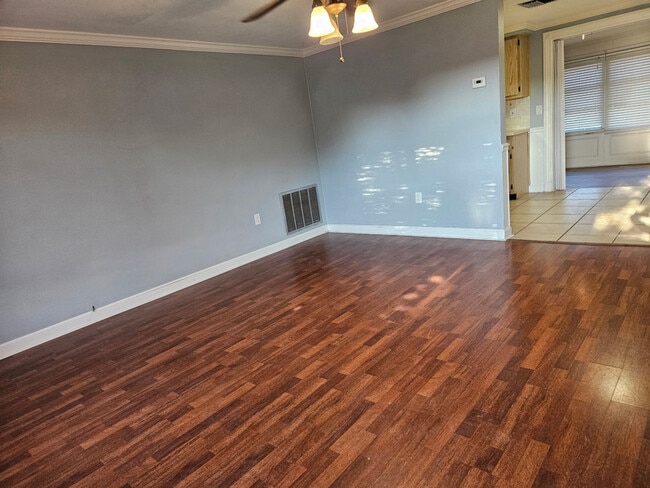 Building Photo - 11205 Meadow Dr