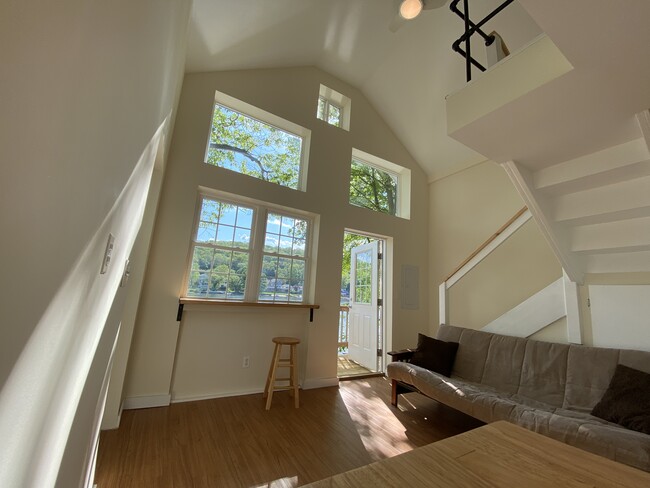 Building Photo - 323 Roosevelt Dr