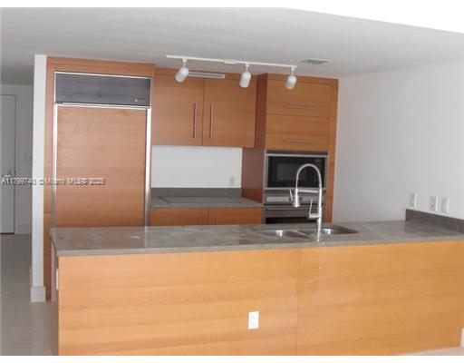 Building Photo - 475 Brickell Ave