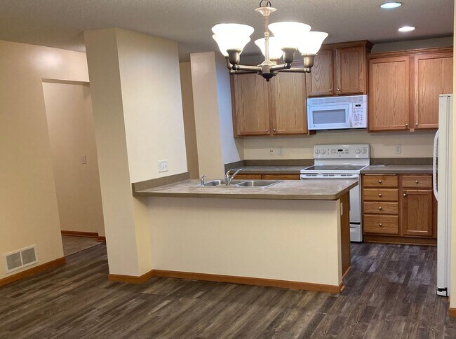 Foto del edificio - Large 3BR + Loft Townhome | 2-Car Garage | 1,715 Sq Ft