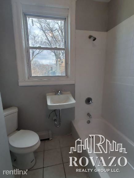 Building Photo - 3 br, 1 bath  - 70 Eaton Pl # 5