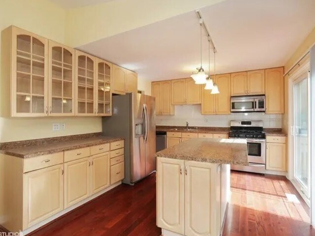 Foto del edificio - 4411 Bayside Cir