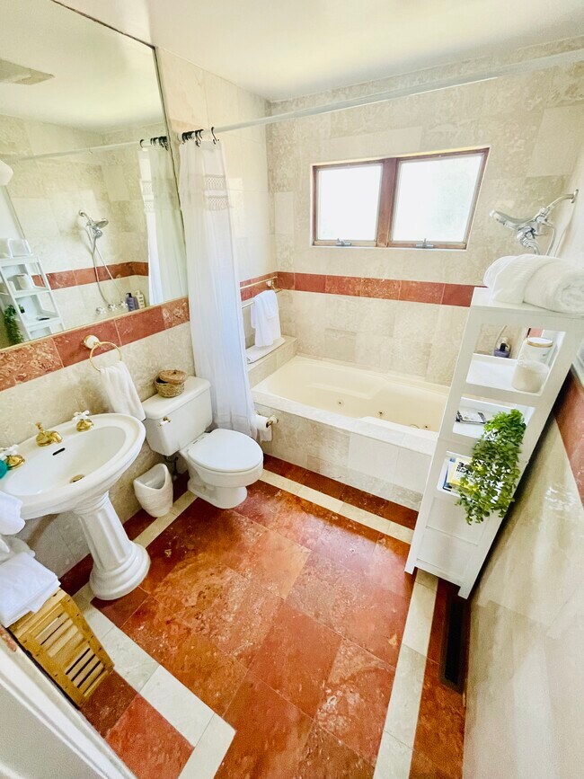 baño de la planta principal - 245 26th St