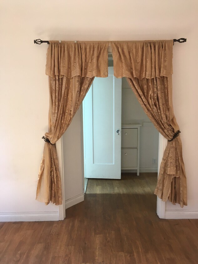 To closet - 1143 N Coronado St