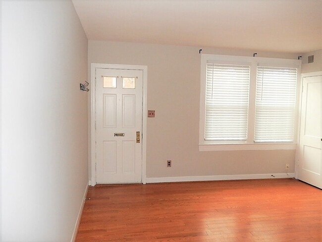Foto del edificio - Charming 1 Bed 1 Bath Townhome Style Condo In Historic Arlington Village
