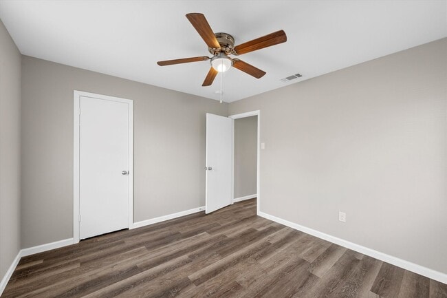 Building Photo - Updated 2 Bedroom in Connally ISD