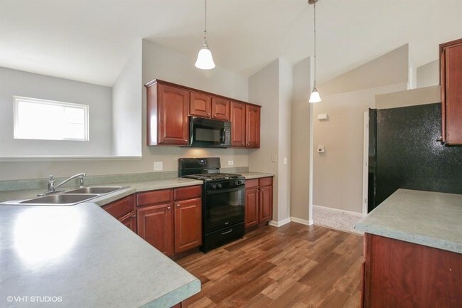 Building Photo - 3 bedroom in Carpentersville IL 60110