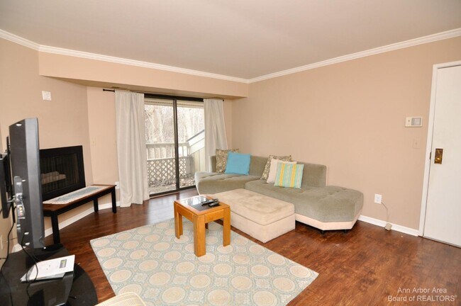 Building Photo - 3005 Fernwood Ave