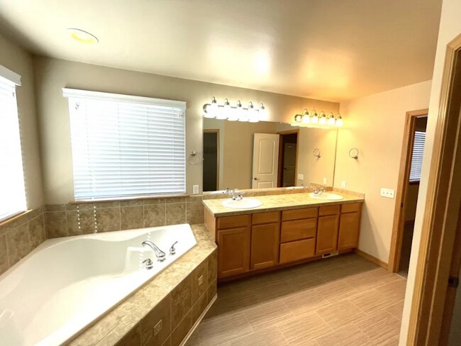 Foto del edificio - 6701 47th Pl NE