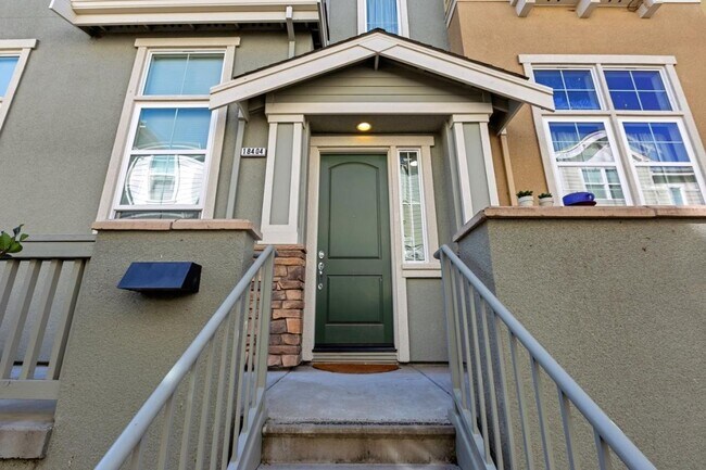 Foto del edificio - Coming Soon: 3 Bed 2.5 Bath Townhome in Mo...
