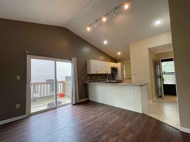 Building Photo - The Pointe Condo 2 Bed 2 Bath Water Edge Community