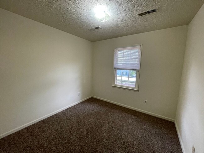 Building Photo - Two Bedroom Duplex in Bedford