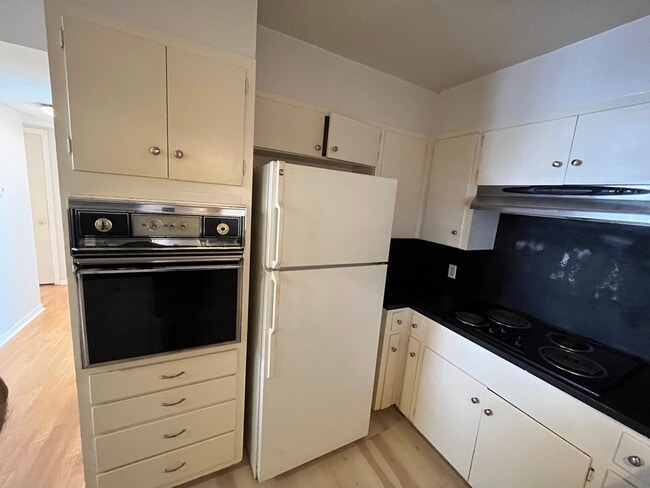 Building Photo - UT PRE-LEASE: 2/1 West Campus fourplex unit.