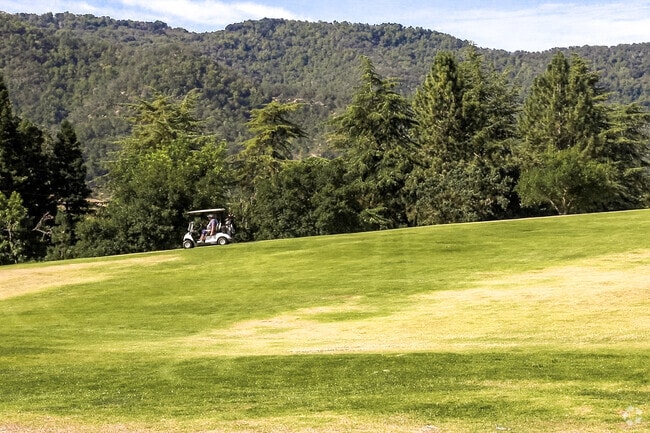 Golf and many other activities serve the residents of Gilroy.