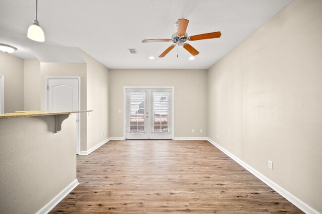 Foto del edificio - 833 Arbor Lake Dr