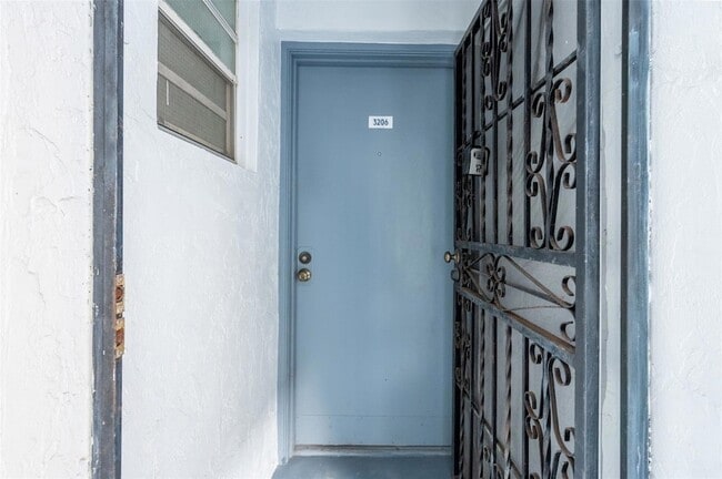 Foto del edificio - 2465 SW 18th Ave