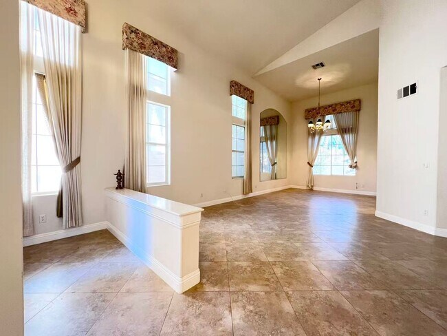 Building Photo - Spacious 4-Bed, 3-Bath Home with 3-Car Gar...
