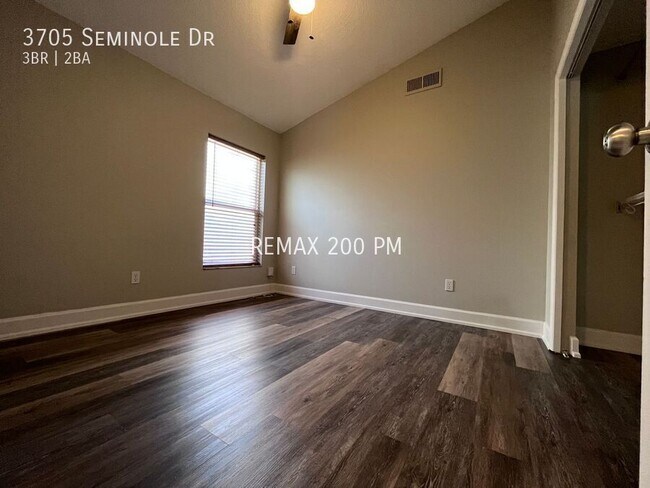 Foto del edificio - 3705 Seminole Dr