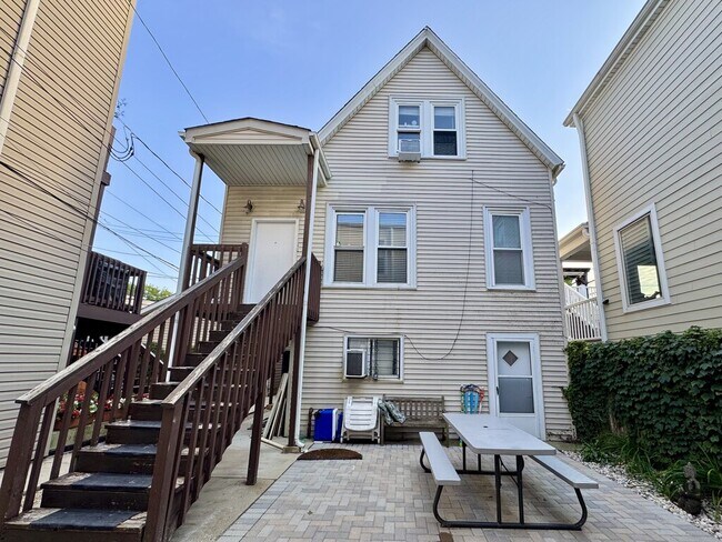 Building Photo - 1721 W Nelson St