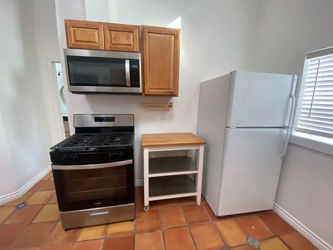 Building Photo - ***$300 Move-in special***Spacious 2 bed +...
