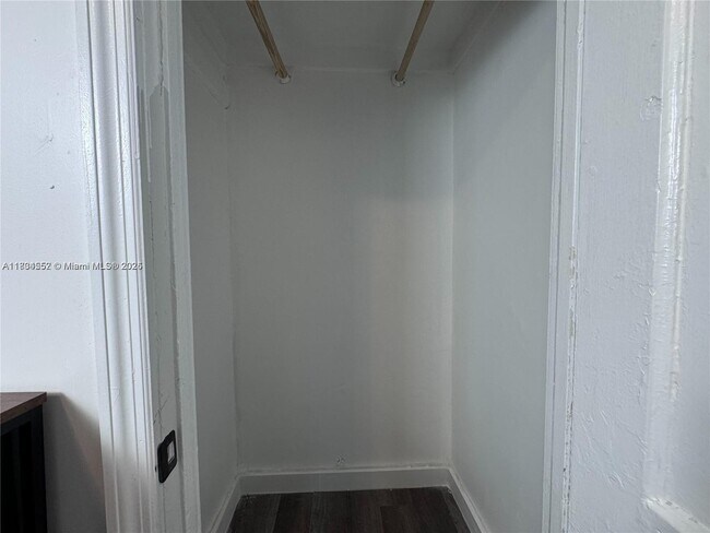 Foto del edificio - 2469 SW 15th St