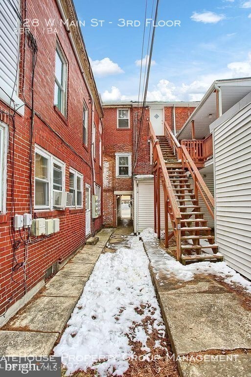 Primary Photo - 128 W Main St