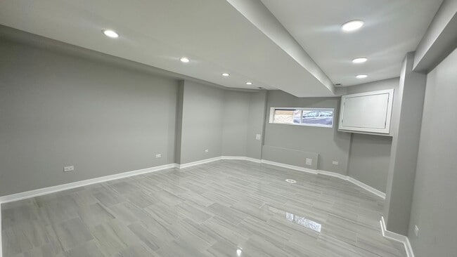 Building Photo - 5848 N Whipple St