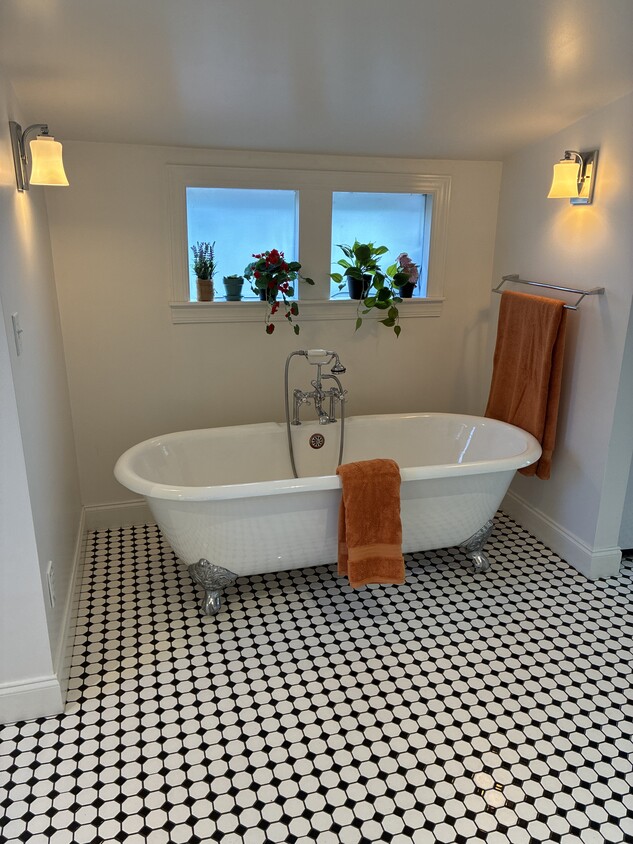 Luxurious six foot clawfoot tub - 560 Neelys Bend Rd