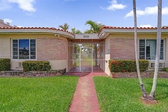 Building Photo - 2160 Bay Dr