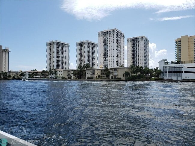 Building Photo - 1000 Parkview Dr