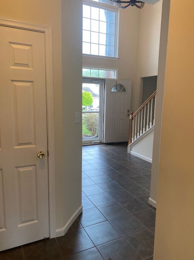 Foto del edificio - SPACIOUS 4-BEDROOM, 3.5-BATH HOME AVAILABL...