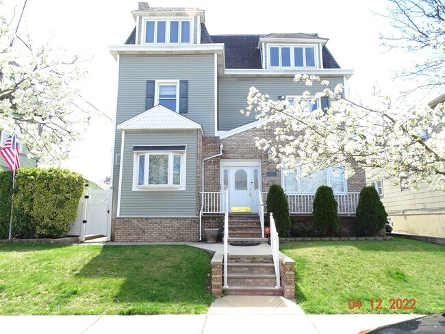 Foto del edificio - 124 W 8th St