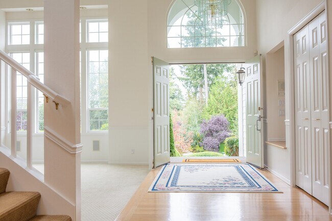 Foto del edificio - LUXURY 5 BED BELLEVUE HOME IN ‘THE SUMMIT’...
