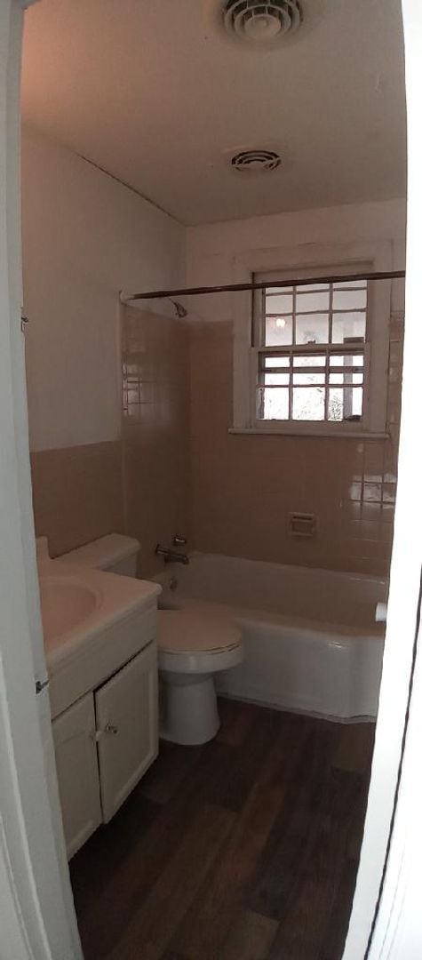 Building Photo - 2 Bedroom 1 Bath Available to Rent for $79...