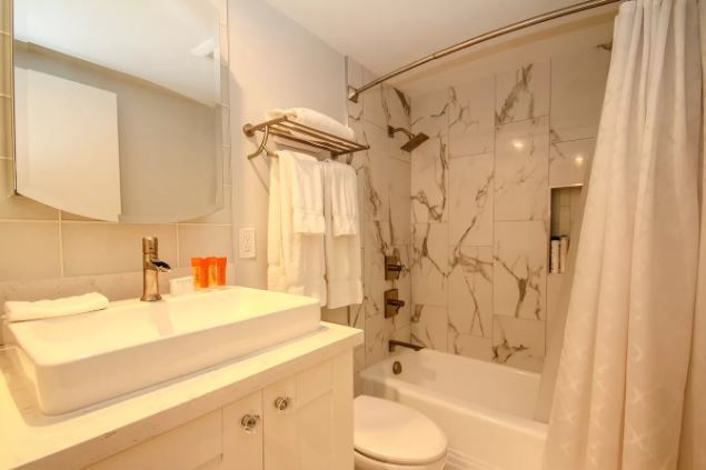 Baño 2 - 423 S Rexford Dr