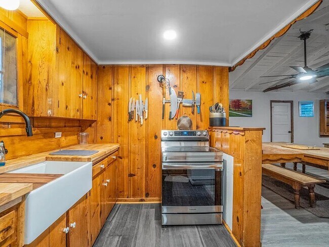 Foto del edificio - Spacious Farmhouse Living with Open-Concep...