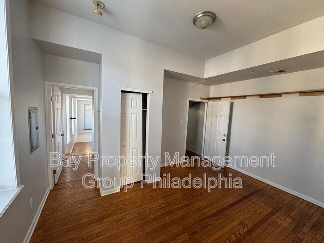 Foto del edificio - 341 W Girard Ave