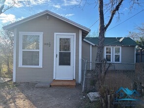 Building Photo - 1418 S Van Buren St