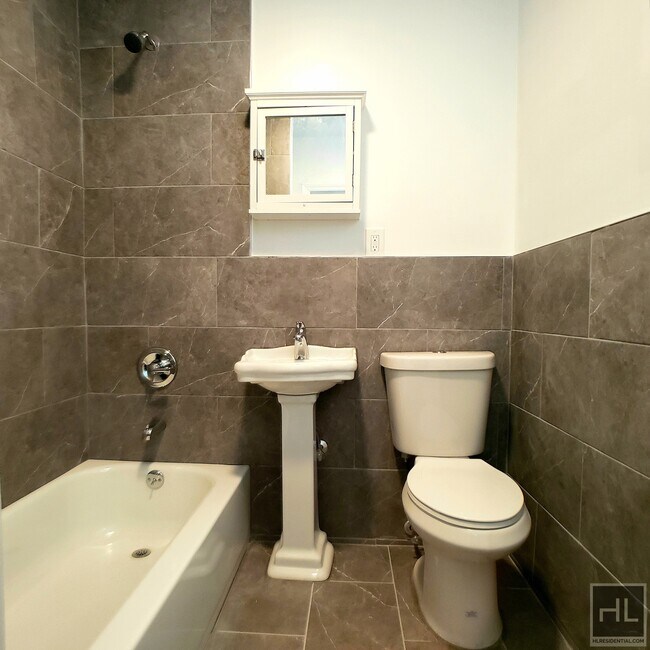 Foto del edificio - Floor through 3 Bedroom with backyard on W...