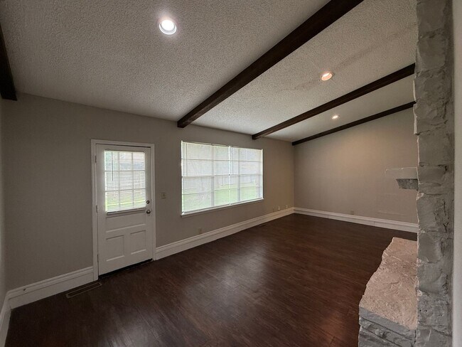 Building Photo - Welcome to your new home on this great corner lot with 3 bedrooms and 2 baths in Owasso!